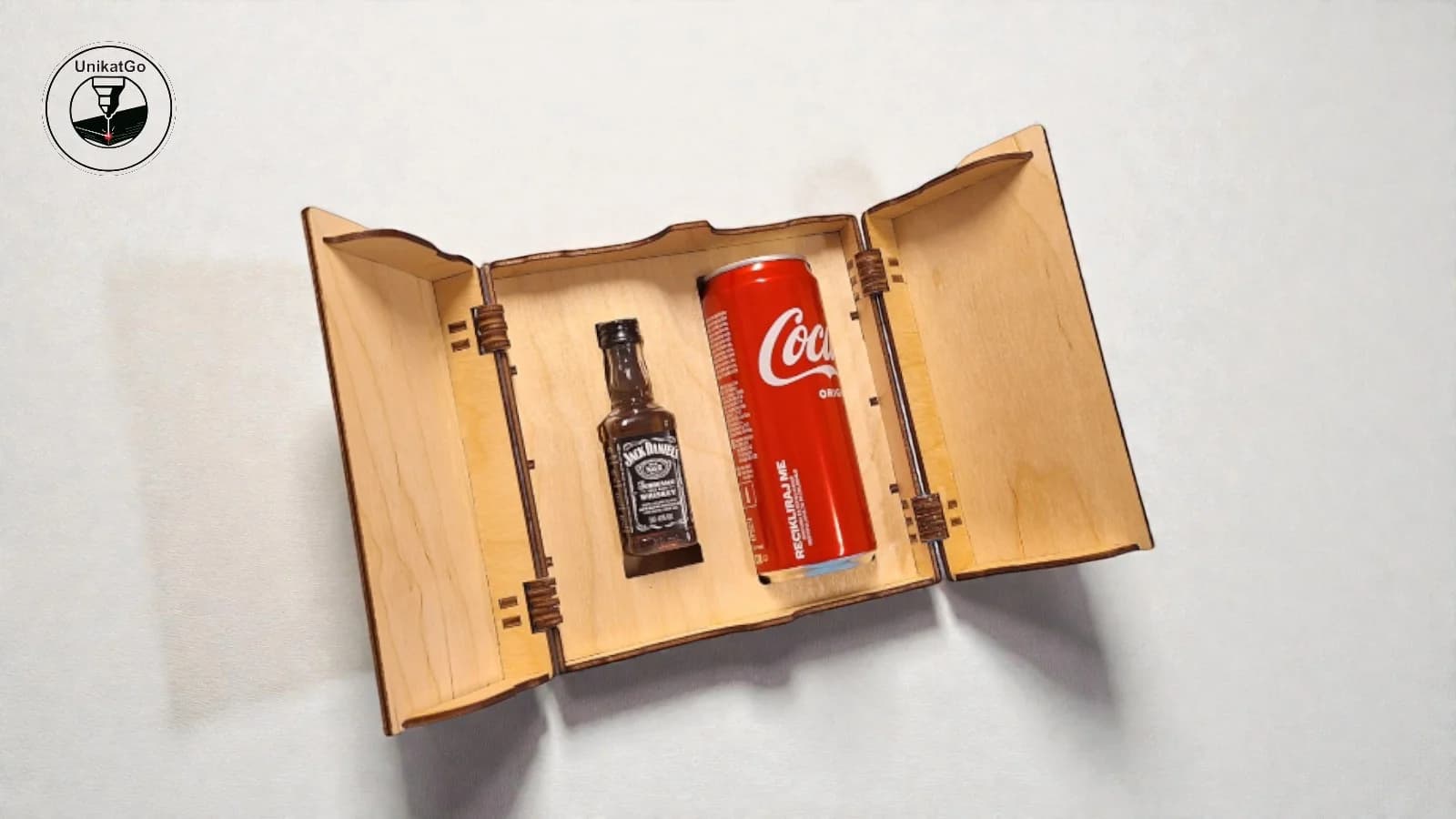 Darilna Škatla "In Case of Emergency" – Mini Bar za Hiter S.O.S. - UnikatGo unikat izdelek Darilna Škatla "In Case of Emergency" – Mini Bar za Hiter S.O.S. - UnikatGo - unikatna darila - unikatna darila, graviranje po meri, lasersko graviranje